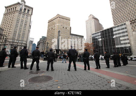 Les agents de police du NYPD se rassembler à Foley Square après Occupy Wall Street les manifestants sont expulsés de leurs maisons dans Zuccotti Park, New York le 15 novembre Banque D'Images