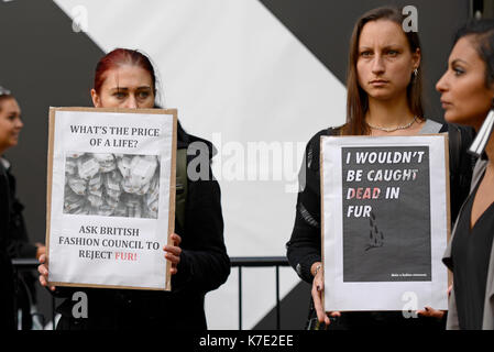 Les manifestants se sont réunis à l'extérieur du magasin Studios lors de la London Fashion Week de démontrer leurs sentiments sur l'utilisation de la fourrure. Manifestation pour les droits des animaux Banque D'Images