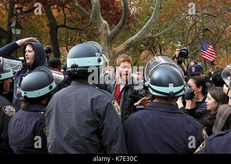 Les agents de police du NYPD et manifestants Occupy Wall Street face à face devant l'Hôtel de Ville après l'expulsion de leur mouvement de Zuccotti Park à New Y Banque D'Images