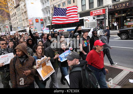 Les manifestants Occupy Wall Street vers mars Canal Street après l'expulsion de leur mouvement de Zuccotti Park à New York le 15 novembre 2011. Banque D'Images