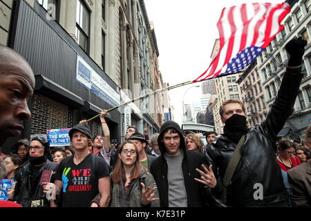 Les manifestants Occupy Wall Street vers mars Canal Street après l'expulsion de leur mouvement de Zuccotti Park à New York le 15 novembre 2011. Banque D'Images