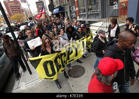 Les manifestants Occupy Wall Street vers mars Zuccotti Park après le début de la matinée l'expulsion de leur mouvement de Zuccotti Park à New York le Nov Banque D'Images