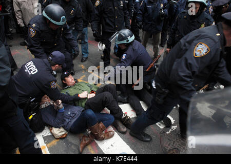 Les manifestants sont arrêtés et mis en rizières les wagons pendant la Occupy Wall Street mars sur Wall Street à New York le 17 novembre 2011. Banque D'Images