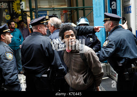 Les manifestants sont arrêtés et mis en rizières les wagons pendant la Occupy Wall Street mars sur Wall Street à New York le 17 novembre 2011. Banque D'Images