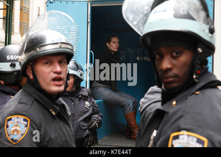 Les manifestants sont arrêtés et mis en rizières les wagons pendant la Occupy Wall Street mars sur Wall Street à New York le 17 novembre 2011. Banque D'Images