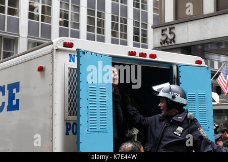 Les manifestants sont arrêtés et mis en rizières les wagons pendant la Occupy Wall Street mars sur Wall Street à New York le 17 novembre 2011. Banque D'Images