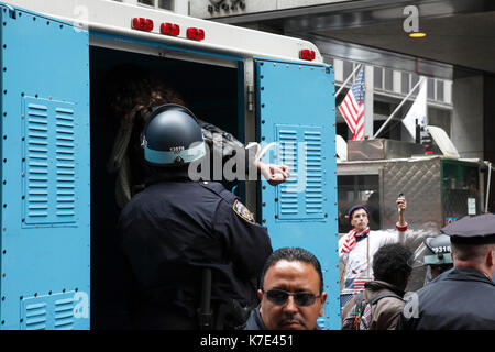 Les manifestants sont arrêtés et mis en rizières les wagons pendant la Occupy Wall Street mars sur Wall Street à New York le 17 novembre 2011. Banque D'Images