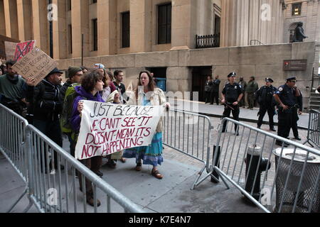 Mars manifestants de Wall Street au cours d'Occupy Wall Street. Banque D'Images
