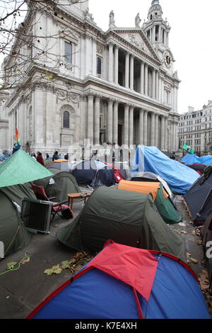 Tentes, une partie du mouvement Occupy London Stock Exchange, s'asseoir à l'extérieur de la Cathédrale St Paul à Londres le 6 décembre 2011. Banque D'Images