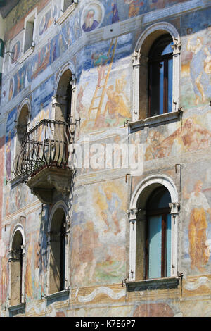 Des fresques sur le cas cazuffi-rella, un palais du xvie siècle sur la piazza Duomo à Trento, Trentino, en Italie Banque D'Images