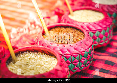 Bol de riz rouge fond violet riz entier à divers types de riz Banque D'Images