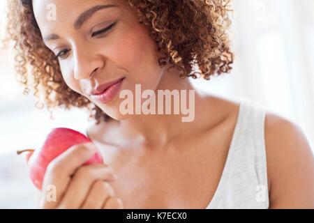 Mid adult woman holding apple. Banque D'Images