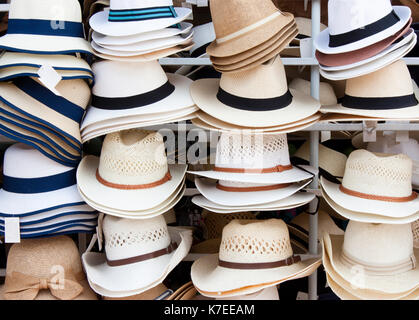 Beaucoup de différents chapeaux de paille mâles et femelles exposés à la vente à l'extérieur d'une boutique de la rue sur la côte en été Banque D'Images