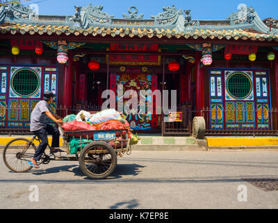 Hue, Vietnam, 04 septembre, 2017 : homme non identifié dans un tricycle, près de temple à Hoi An Banque D'Images