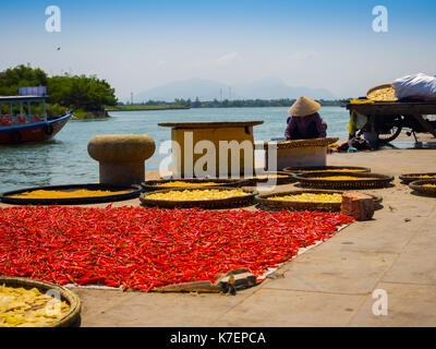 Hue, Vietnam, 04 septembre, 2017 : peuple vietnamien dans chilippers rouge sec le soleil sur le trottoir dans hoian au vietnam Banque D'Images