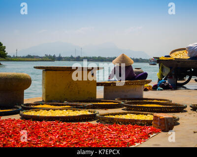 Hue, Vietnam, 04 septembre, 2017 : peuple vietnamien dans chilippers rouge sec le soleil sur le trottoir dans hoian au vietnam Banque D'Images