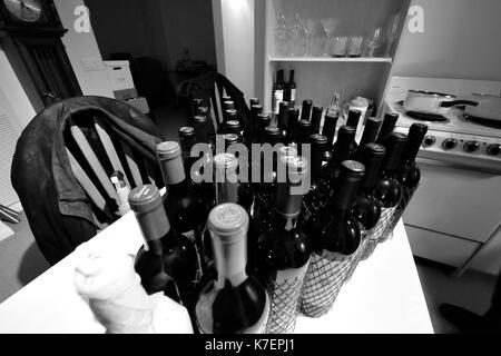 Photo en noir et blanc de bouteilles de vin sur un comptoir de cuisine Banque D'Images