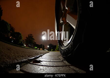 Tir grand angle d'un pneu la nuit Banque D'Images