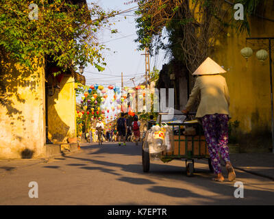 Hue, Vietnam, 04 septembre, 2017 : des personnes non identifiées, marcher dans la rue avec des lanternes rouges et verts étendus dehors dans l'ancienne ville de Hoi An, patrimoine mondial de l'UNESCO. Hoi An est l'une des destinations les plus populaires au Vietnam Banque D'Images