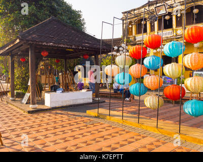 Hue, Vietnam, 04 septembre, 2017 : des inconnus dans la rue avec des lanternes rouges et verts étendus dehors dans l'ancienne ville de Hoi An, patrimoine mondial de l'UNESCO. Hoi An est l'une des destinations les plus populaires au Vietnam Banque D'Images