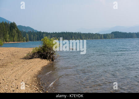 Kaches lac parc naturel de l'état de Washington l'eau arbres sauvage beauté pittoresque du nord-ouest du Pacifique de l'avoir net art boutique arbre à feuilles persistantes d'eau bleu montagnes rocks Banque D'Images