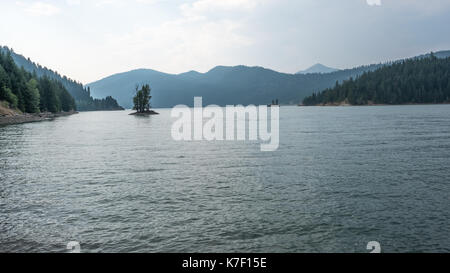 Kaches lac parc naturel de l'état de Washington l'eau arbres sauvage beauté pittoresque du nord-ouest du Pacifique de l'avoir net art boutique arbre à feuilles persistantes d'eau bleu montagnes rocks Banque D'Images