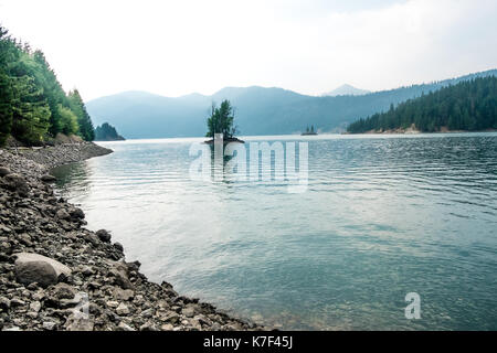 Kaches lac parc naturel de l'état de Washington l'eau arbres sauvage beauté pittoresque du nord-ouest du Pacifique de l'avoir net art boutique arbre à feuilles persistantes d'eau bleu montagnes rocks Banque D'Images