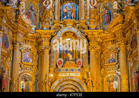 De près de l'autel de l'église San Francisco de style baroque avec des décorations de feuilles d'or et la Vierge apocalyptique à Quito, Équateur. Banque D'Images
