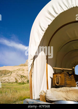 Un wagon couvert est situé en face de l'Scottsbluff National Monument, Scottsbluff, Nebraska, USA. Banque D'Images