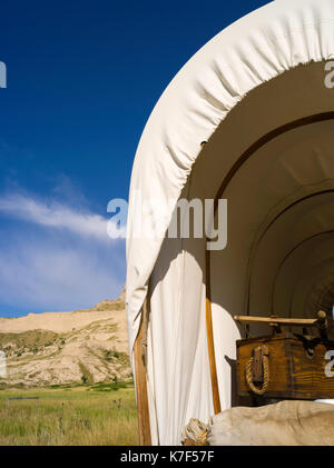 Un wagon couvert est situé en face de l'Scottsbluff National Monument, Scottsbluff, Nebraska, USA. Banque D'Images