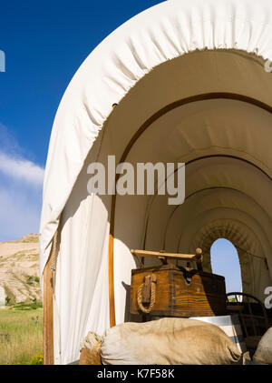 Un wagon couvert est situé en face de l'Scottsbluff National Monument, Scottsbluff, Nebraska, USA. Banque D'Images