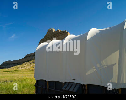 Un wagon couvert est situé en face de l'Scottsbluff National Monument, Scottsbluff, Nebraska, USA. Banque D'Images