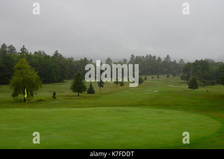 Lake Pleasant, New York Cours de golf public par une froide journée de pluie humide. Banque D'Images