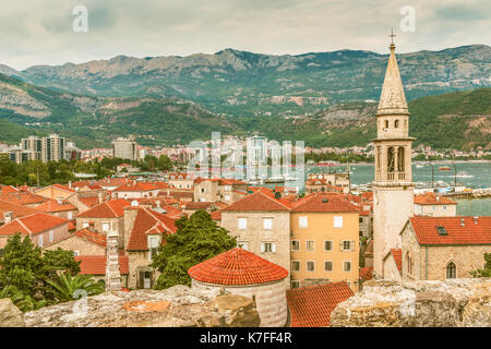 Paysage de la vieille ville de Budva : anciens murs et toit en tuiles rouges. Le Monténégro, l'Europe. budva - l'une des villes médiévales les mieux préservées de la mediterran Banque D'Images