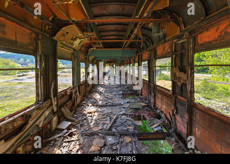 Vieille voiture de route ferroviaire de l'ère soviétique, en Géorgie, chiatura. Banque D'Images