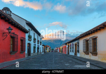 Une rue colorée au lever du soleil dans le centre-ville historique d'Antigua avec le volcan Agua en arrière-plan, au Guatemala, en Amérique centrale. Banque D'Images