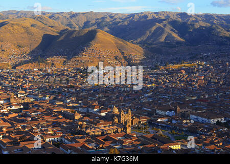 Paysage urbain de la ville avec sa place principale (Plaza de Armas), la cathédrale et la gamme de montagne des Andes au coucher du soleil au Pérou, Amérique du Sud. Banque D'Images