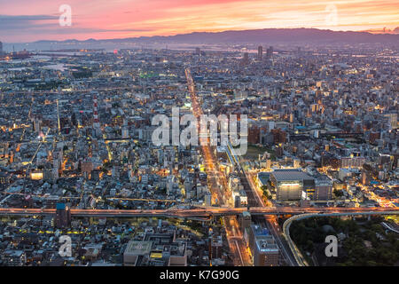 Osaka, Japon - 12 juin 2017 : Osaka cityscape view 300 mètres au-dessus du sol, au Japon. Osaka est la deuxième plus grande zone métropolitaine au Japon. vue d'un Banque D'Images