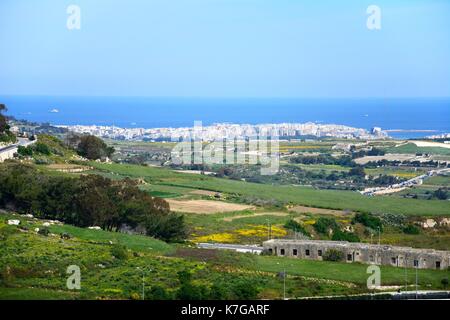 Vue élevée de terres agricoles à la direction de la côte nord, Mdina, Malte, l'Europe. Banque D'Images