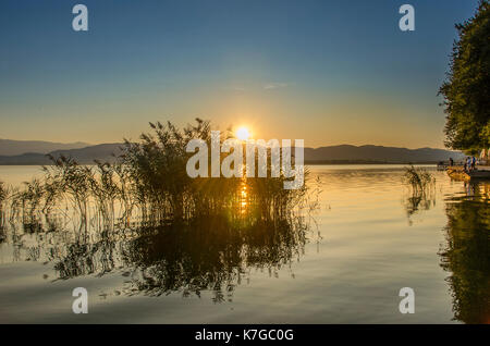 Lever du soleil lac Dojran - Macédoine Banque D'Images