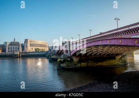 Blackfriars Bridge à travers la rivière Thames et Unilever chambre tôt le matin, Londres, Grande-Bretagne Banque D'Images