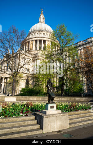 Statue de la jeunes amoureux par Georg enrlich à St Paul's Cathedral churchyard, Londres, Grande-Bretagne Banque D'Images