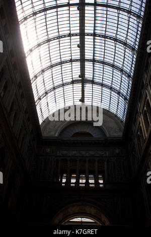 Naples, Italie, 10 août 2014 : galerie Umberto I atrchitectural détails, voir de la grande verrière de l'arcade, peut-être le plus grand dans le monde. Banque D'Images