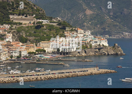 Amalfi, Italie, le 11 août 2014 : côte amalfitaine. la côte amalfitaine (costiera amalfitana : italien) est une portion de littoral sur la côte sud de la s Banque D'Images