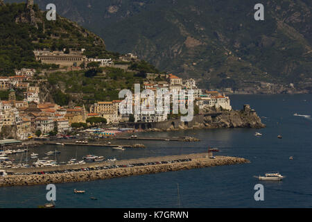 Amalfi, Italie, le 11 août 2014 : côte amalfitaine. la côte amalfitaine (costiera amalfitana : italien) est une portion de littoral sur la côte sud de la s Banque D'Images