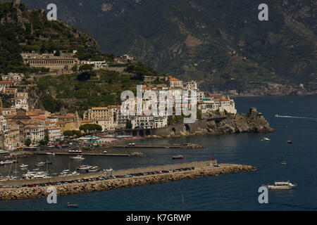 Amalfi, Italie, le 11 août 2014 : côte amalfitaine. la côte amalfitaine (costiera amalfitana : italien) est une portion de littoral sur la côte sud de la s Banque D'Images