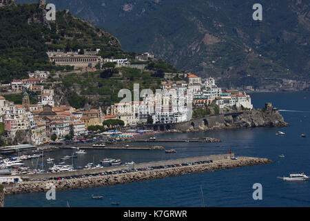 Amalfi, Italie, le 11 août 2014 : côte amalfitaine. la côte amalfitaine (costiera amalfitana : italien) est une portion de littoral sur la côte sud de la s Banque D'Images