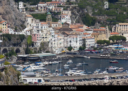 Amalfi, Italie, le 11 août 2014 : côte amalfitaine. la côte amalfitaine (costiera amalfitana : italien) est une portion de littoral sur la côte sud de la s Banque D'Images