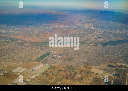 Vue aérienne de la promenade Riverside et Norco, vue depuis la fenêtre siège dans un avion, en Californie, États-Unis. Banque D'Images