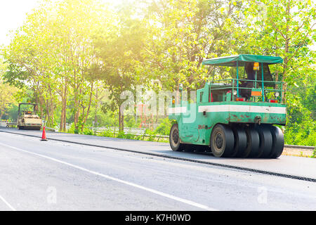 La construction de routes d'asphalte avec la machine et machine à chariot freeway en Thaïlande. Banque D'Images